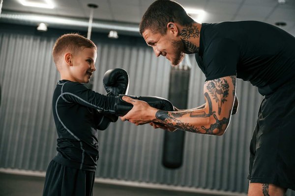 Quels sont les défis et opportunités de carrière dans la fabrication de vêtements techniques pour sports extrêmes ?